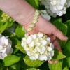 Bílé květy s listy korálkový náramek na ruku