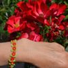 Červené květy korálkový náramek na ruku