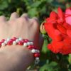Červeno-bílé perly korálkový náramek na ruku