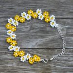 Žluto-bílé zdvojené květy korálkový náramek